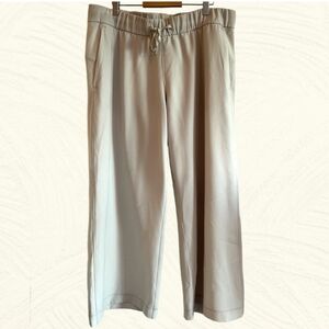 Lululemon On the Fly woven 7/8 wide leg pants in colour silverstone